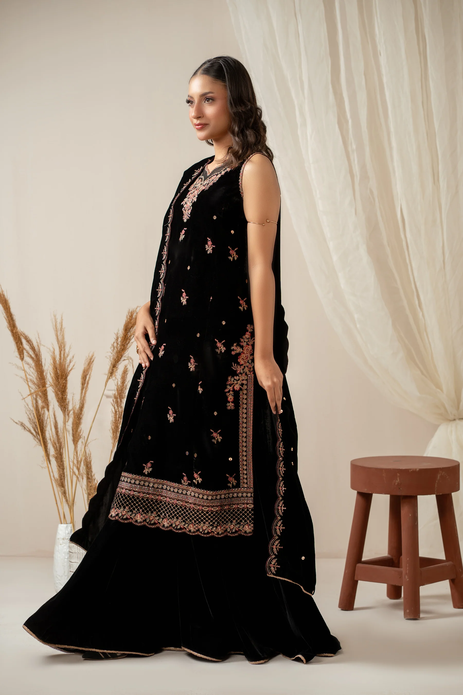UNSTITCHED EMBROIDERED SUIT - Image 5