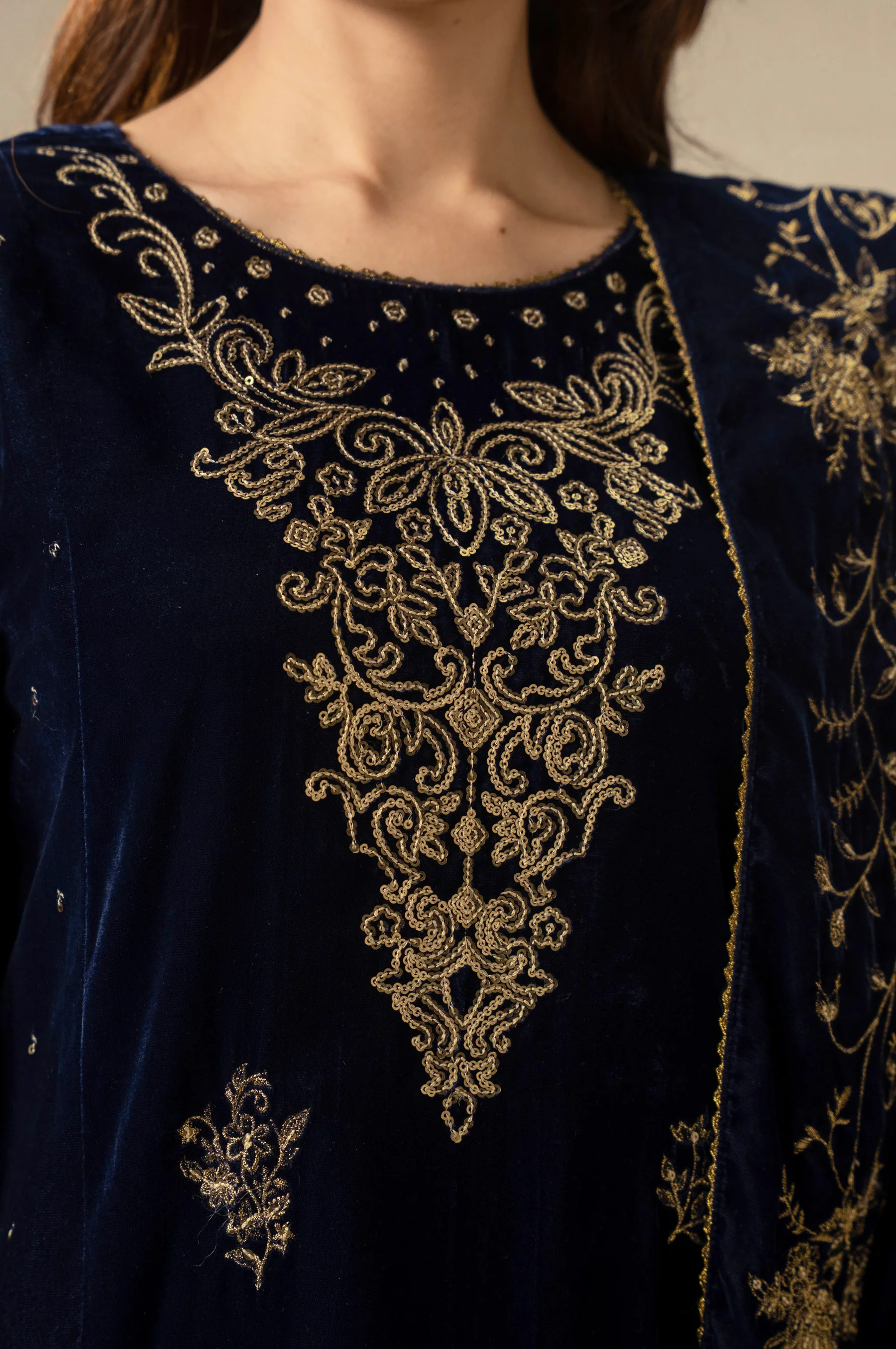 UNSTITCHED EMBROIDERED SUIT - Image 3
