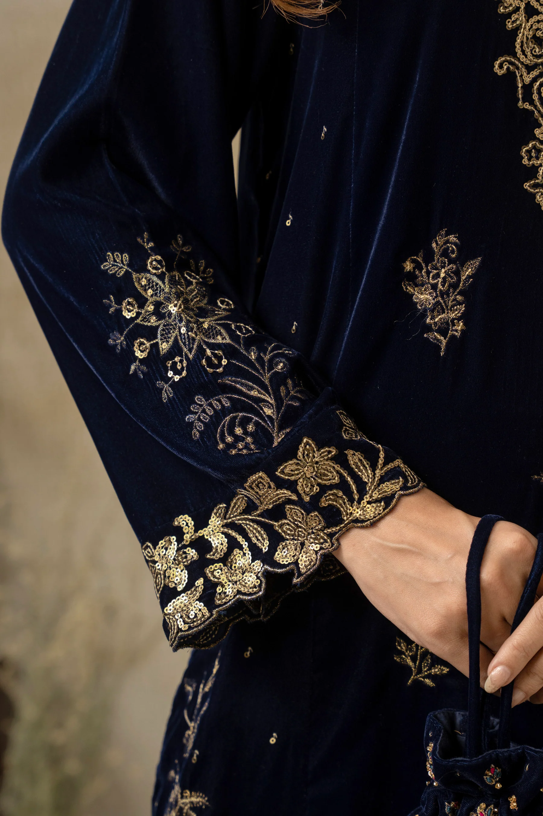 UNSTITCHED EMBROIDERED SUIT - Image 6