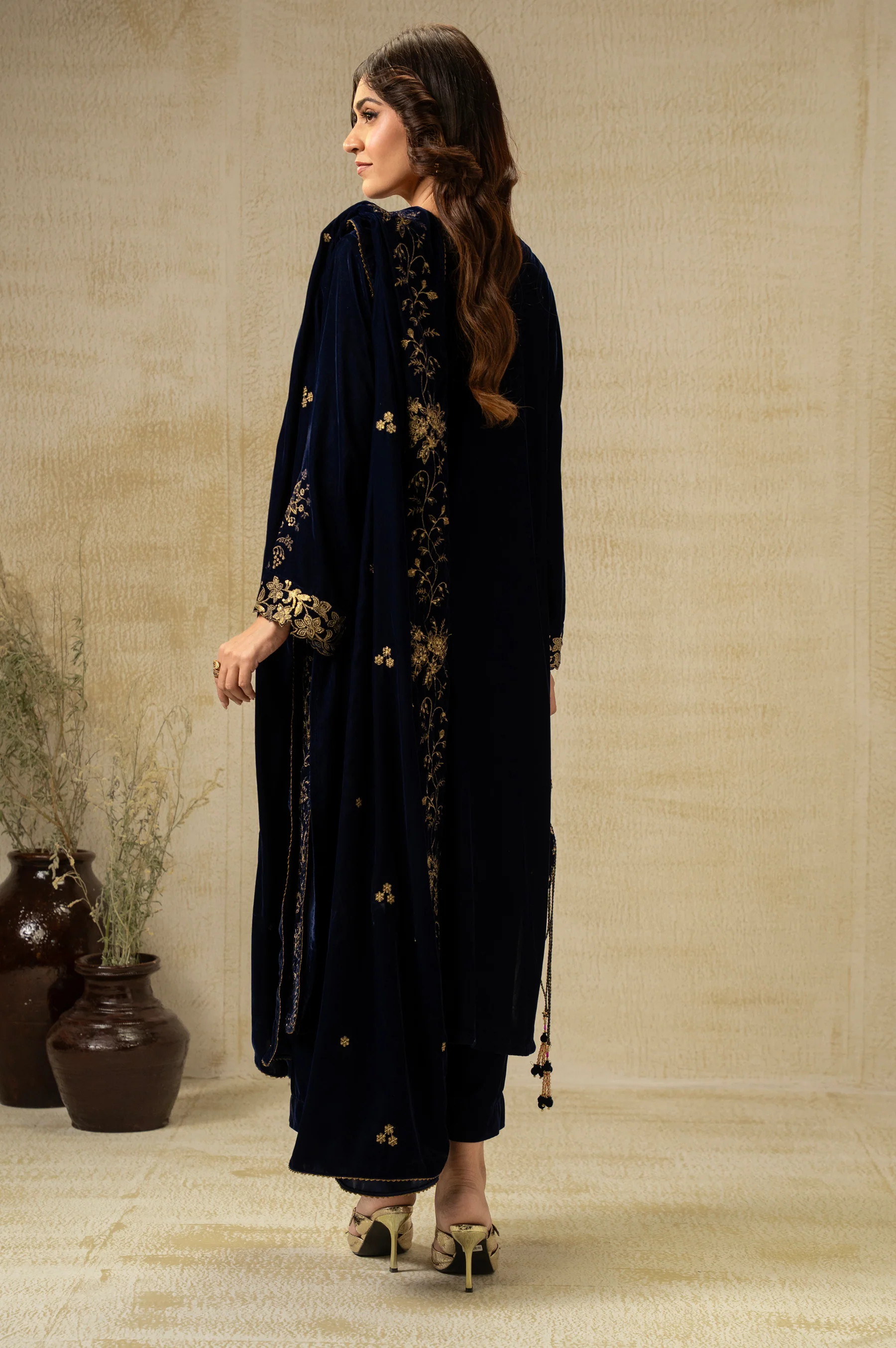 UNSTITCHED EMBROIDERED SUIT - Image 7