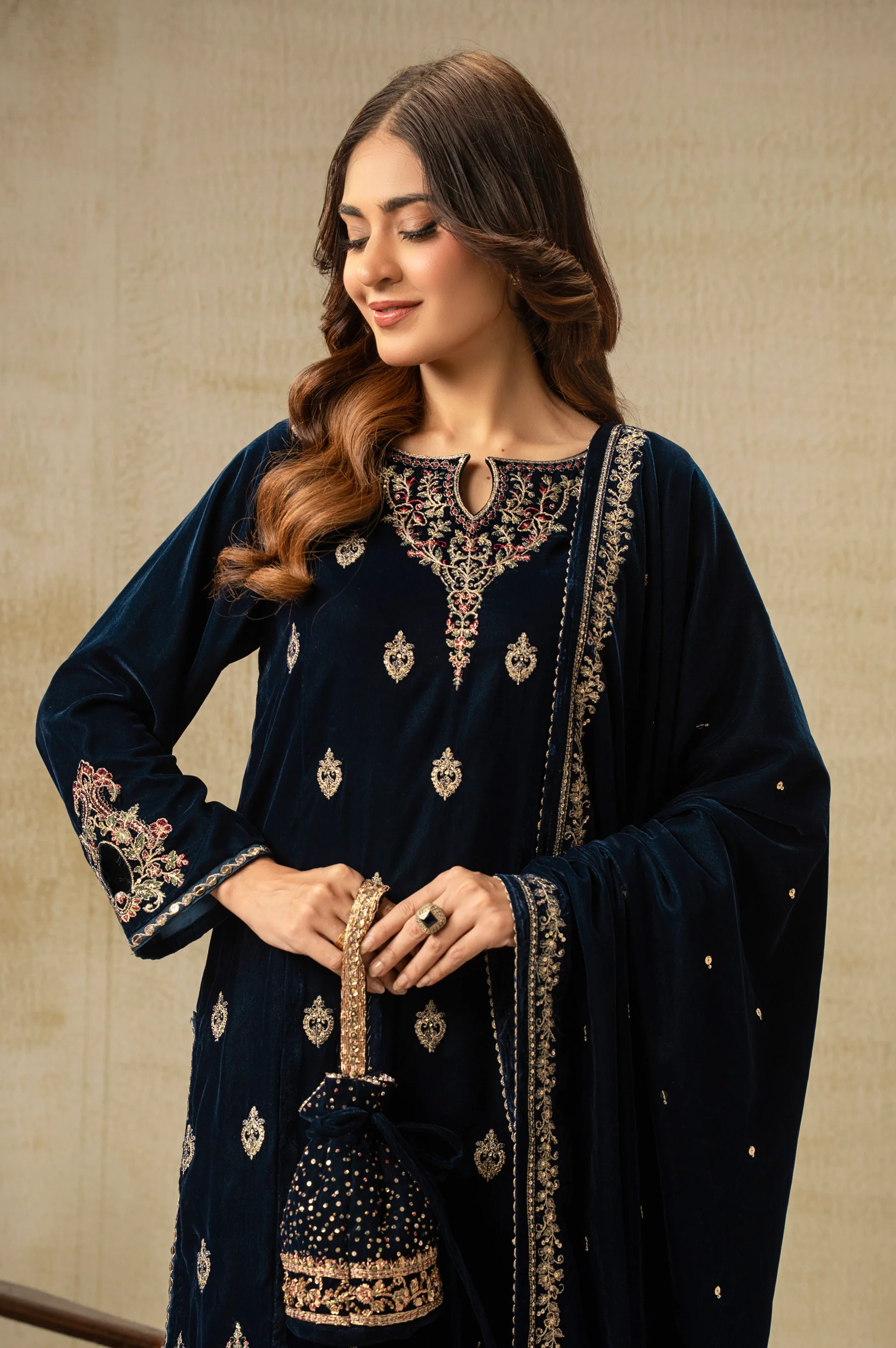 UNSTITCHED EMBROIDERED SUIT - Image 3