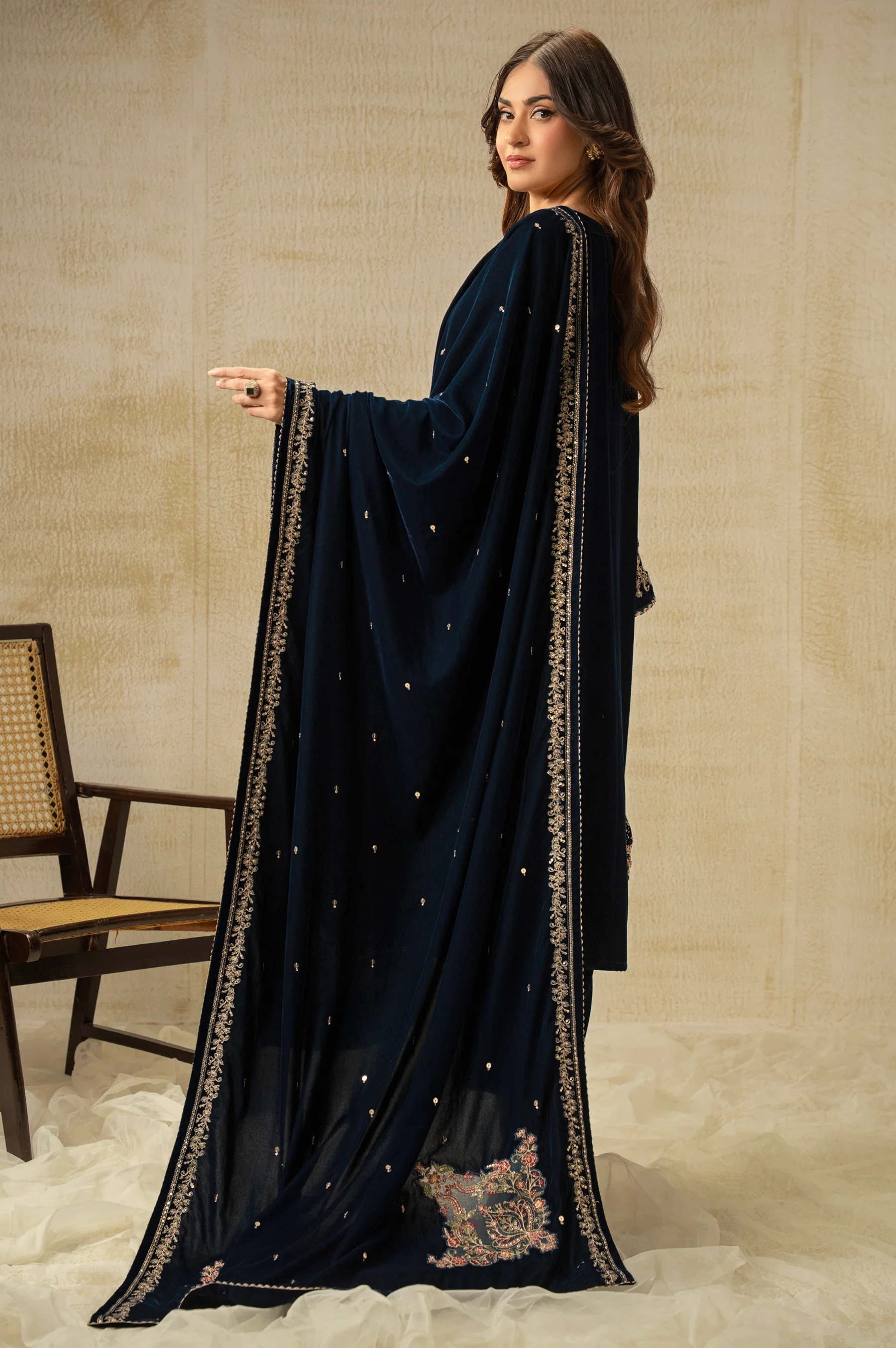 UNSTITCHED EMBROIDERED SUIT - Image 4