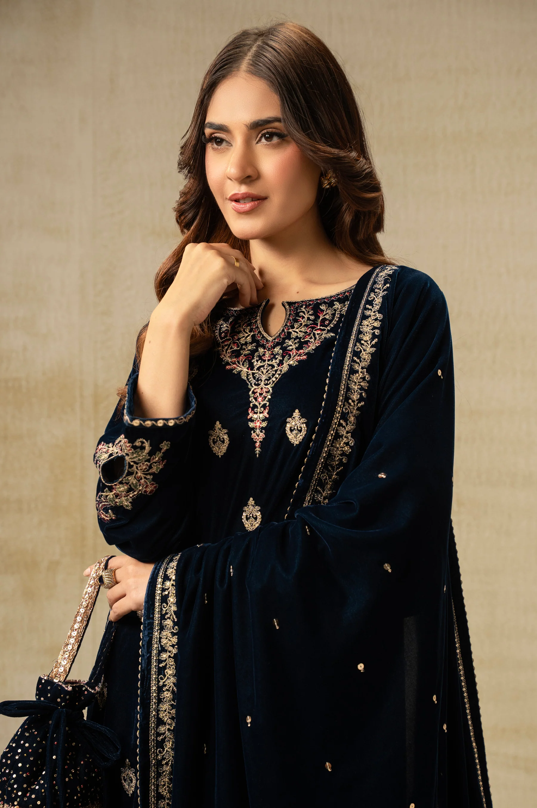 UNSTITCHED EMBROIDERED SUIT - Image 6