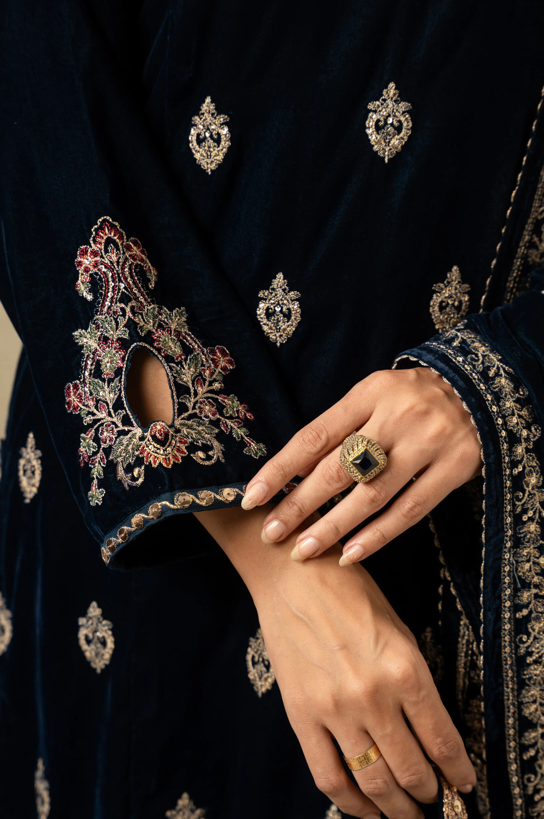 UNSTITCHED EMBROIDERED SUIT - Image 7