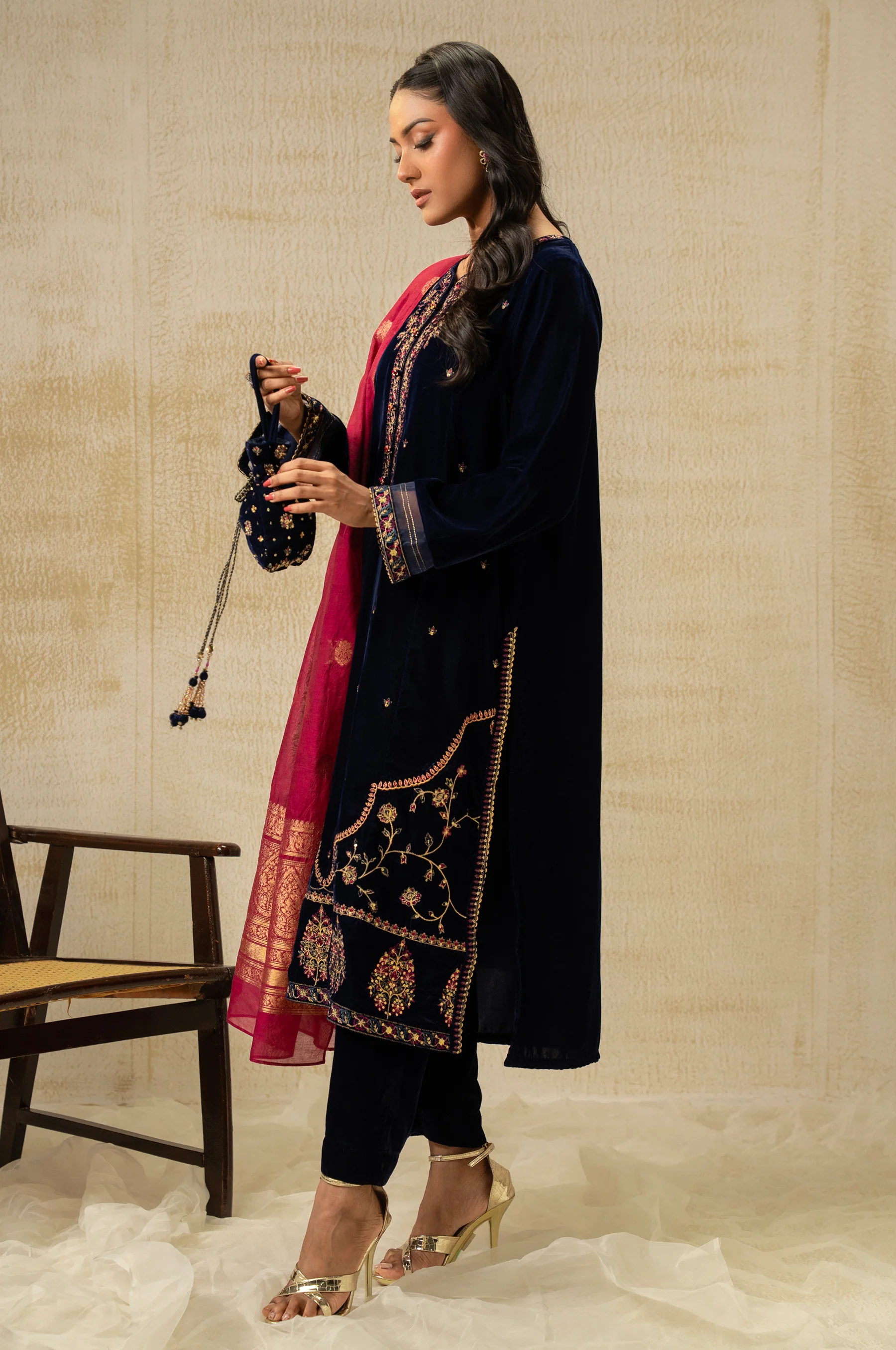 UNSTITCHED EMBROIDERED SUIT - Image 4