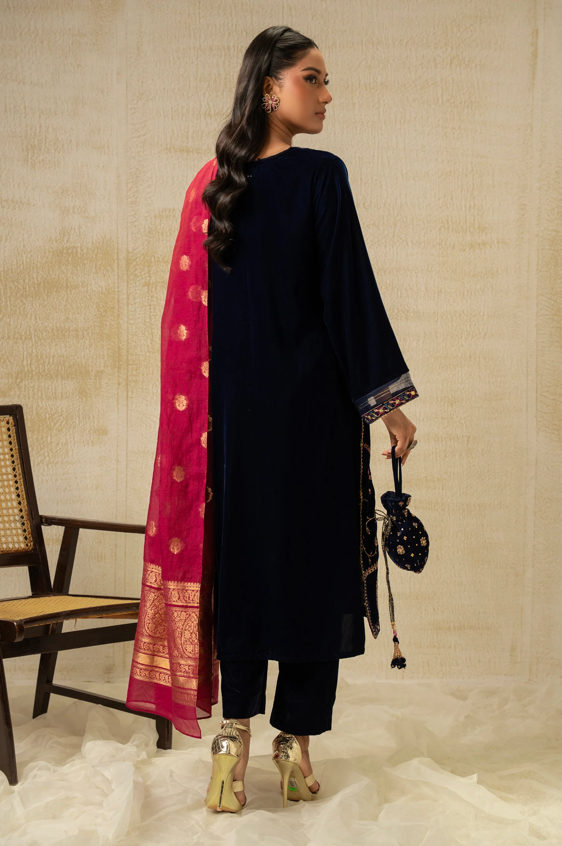 UNSTITCHED EMBROIDERED SUIT - Image 5