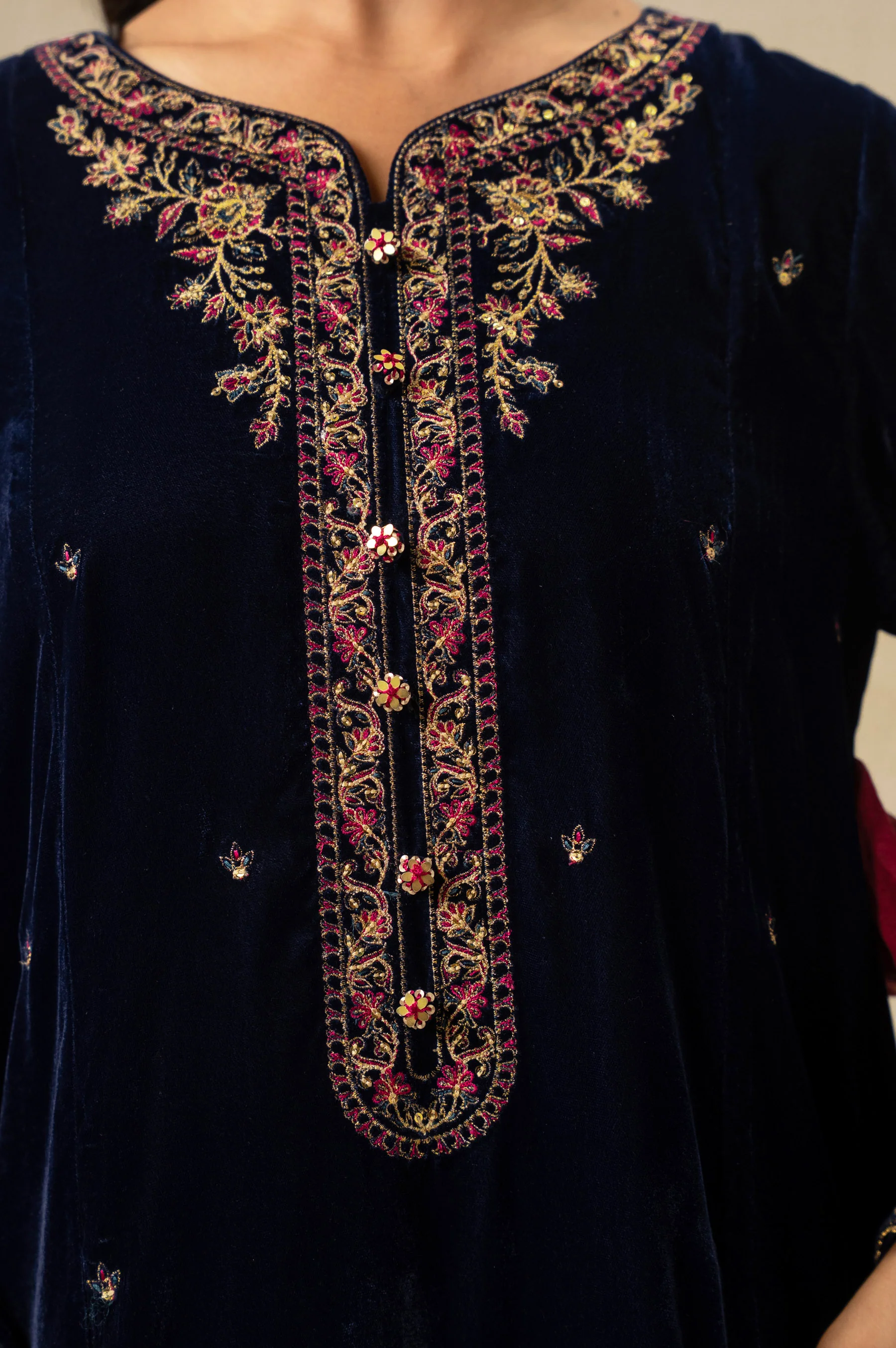 UNSTITCHED EMBROIDERED SUIT - Image 7