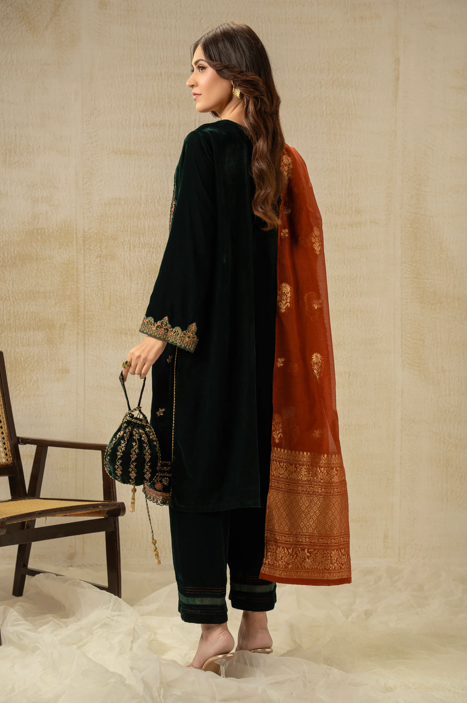 UNSTITCHED EMBROIDERED SUIT - Image 3