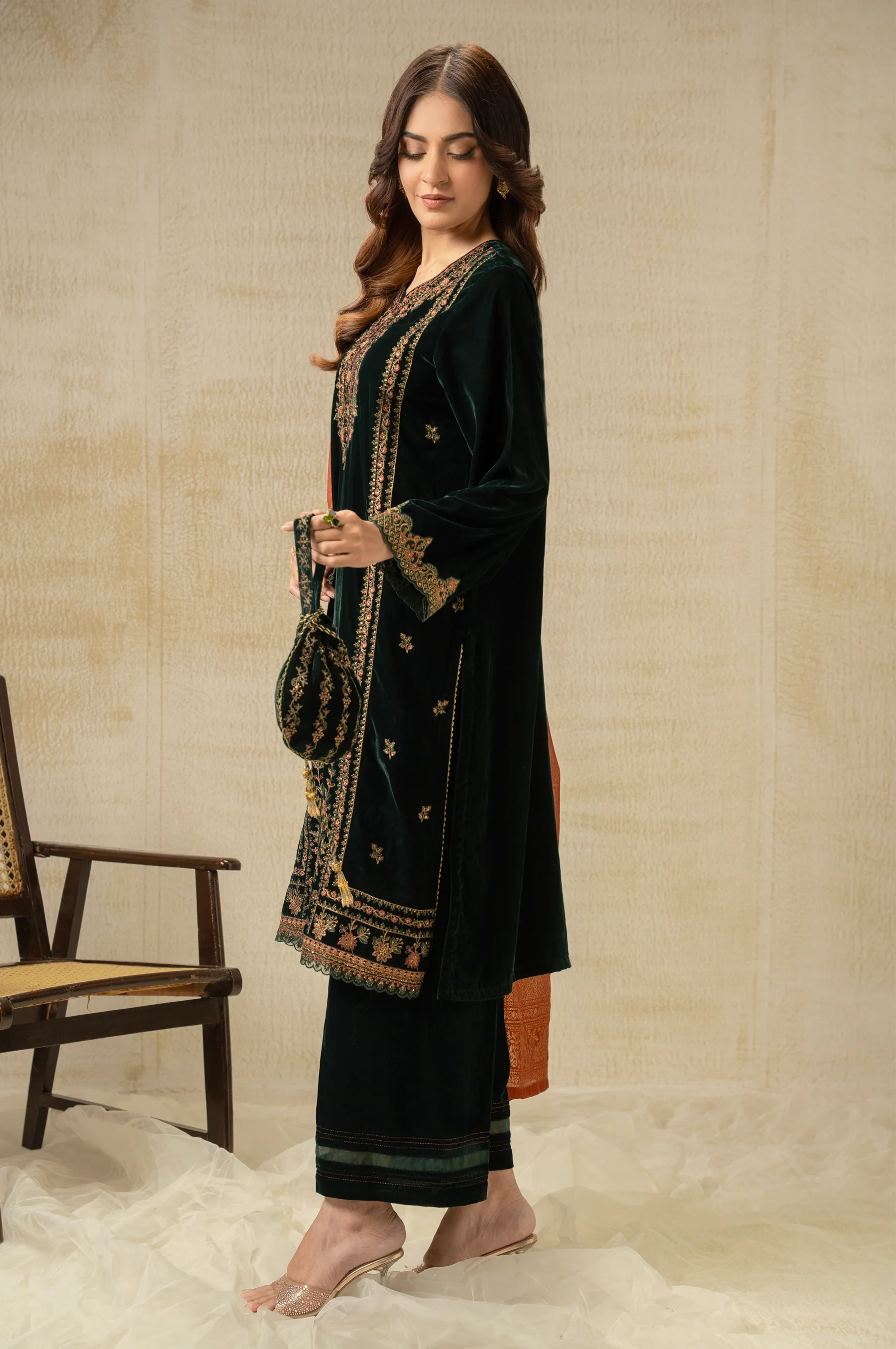 UNSTITCHED EMBROIDERED SUIT - Image 4