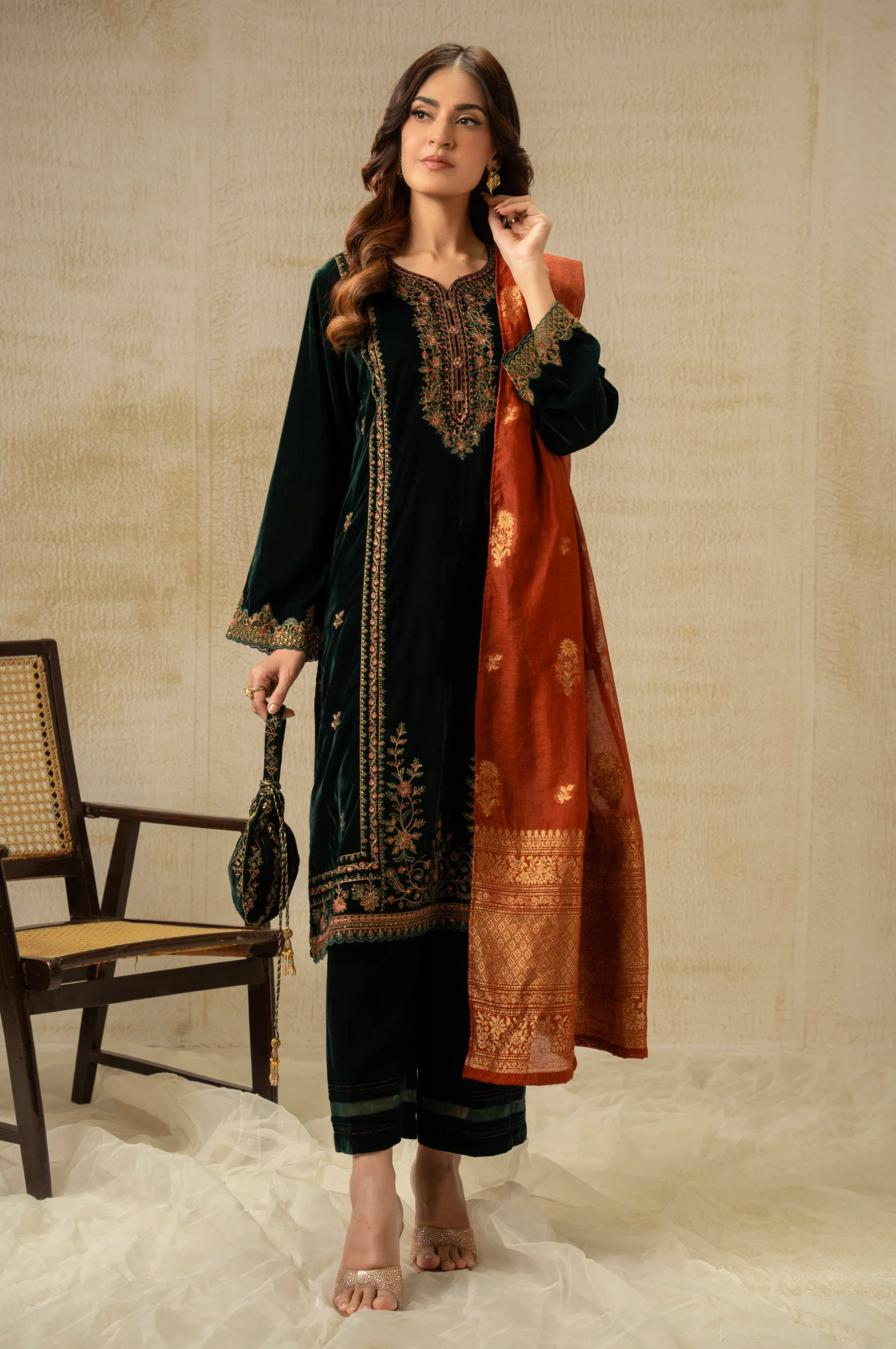 UNSTITCHED EMBROIDERED SUIT - Image 5