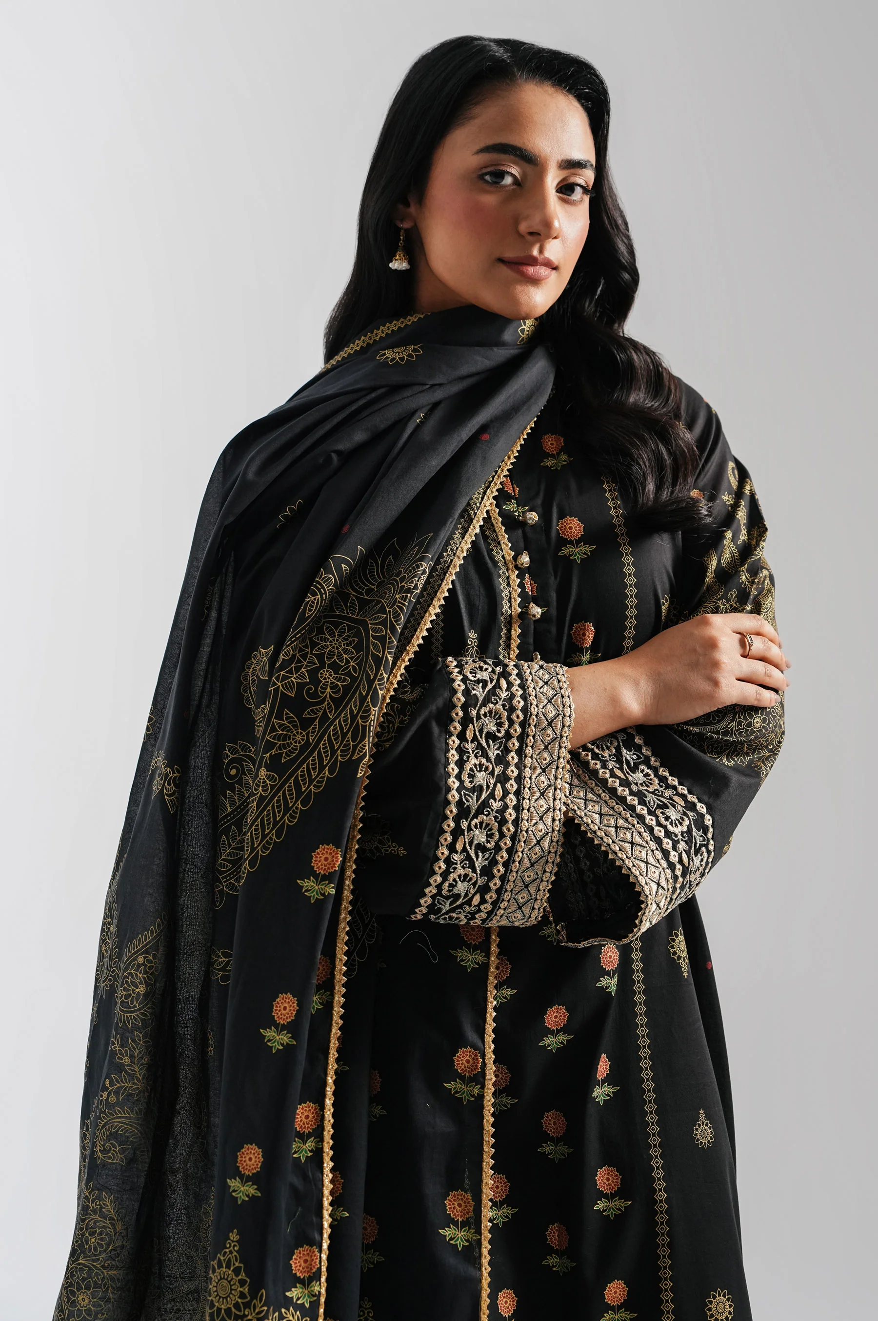 UNSTITCHED EMBROIDERED SUIT - Image 3