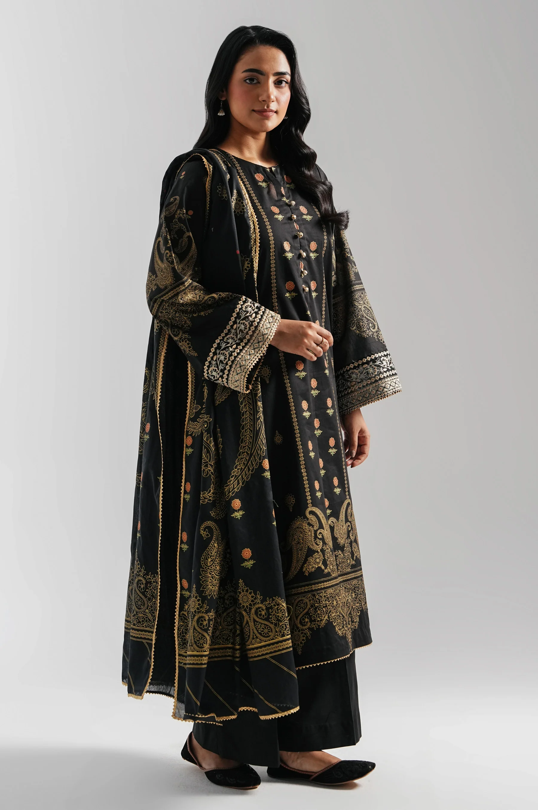 UNSTITCHED EMBROIDERED SUIT - Image 4