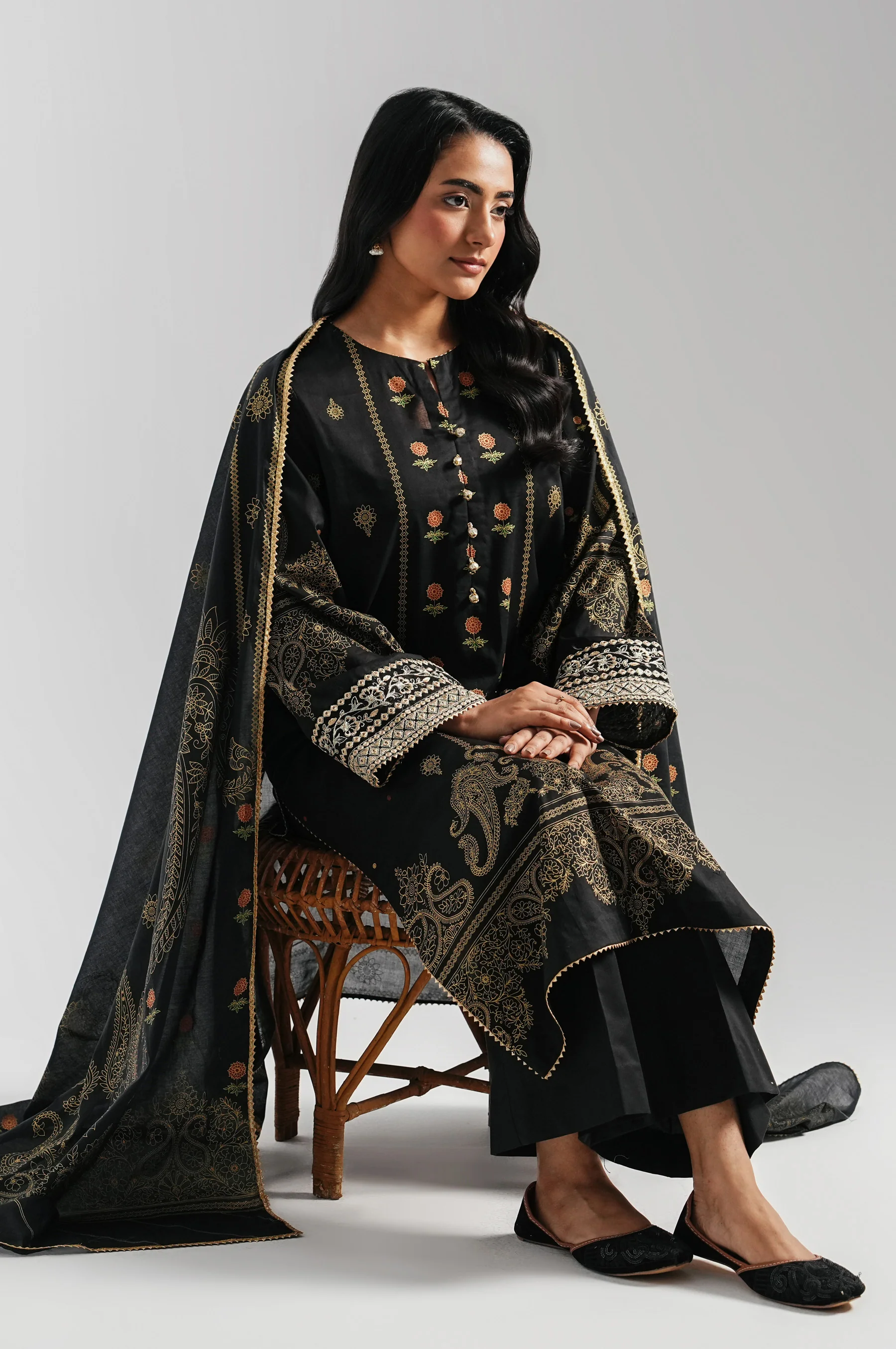 UNSTITCHED EMBROIDERED SUIT - Image 5
