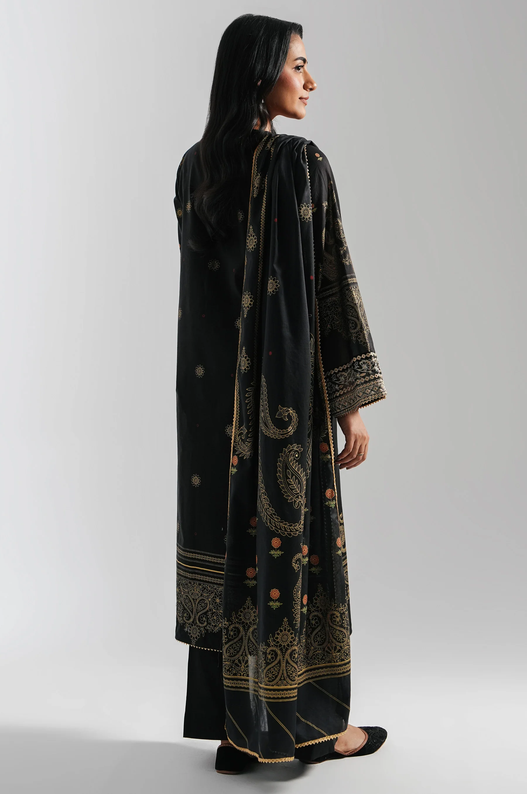 UNSTITCHED EMBROIDERED SUIT - Image 6