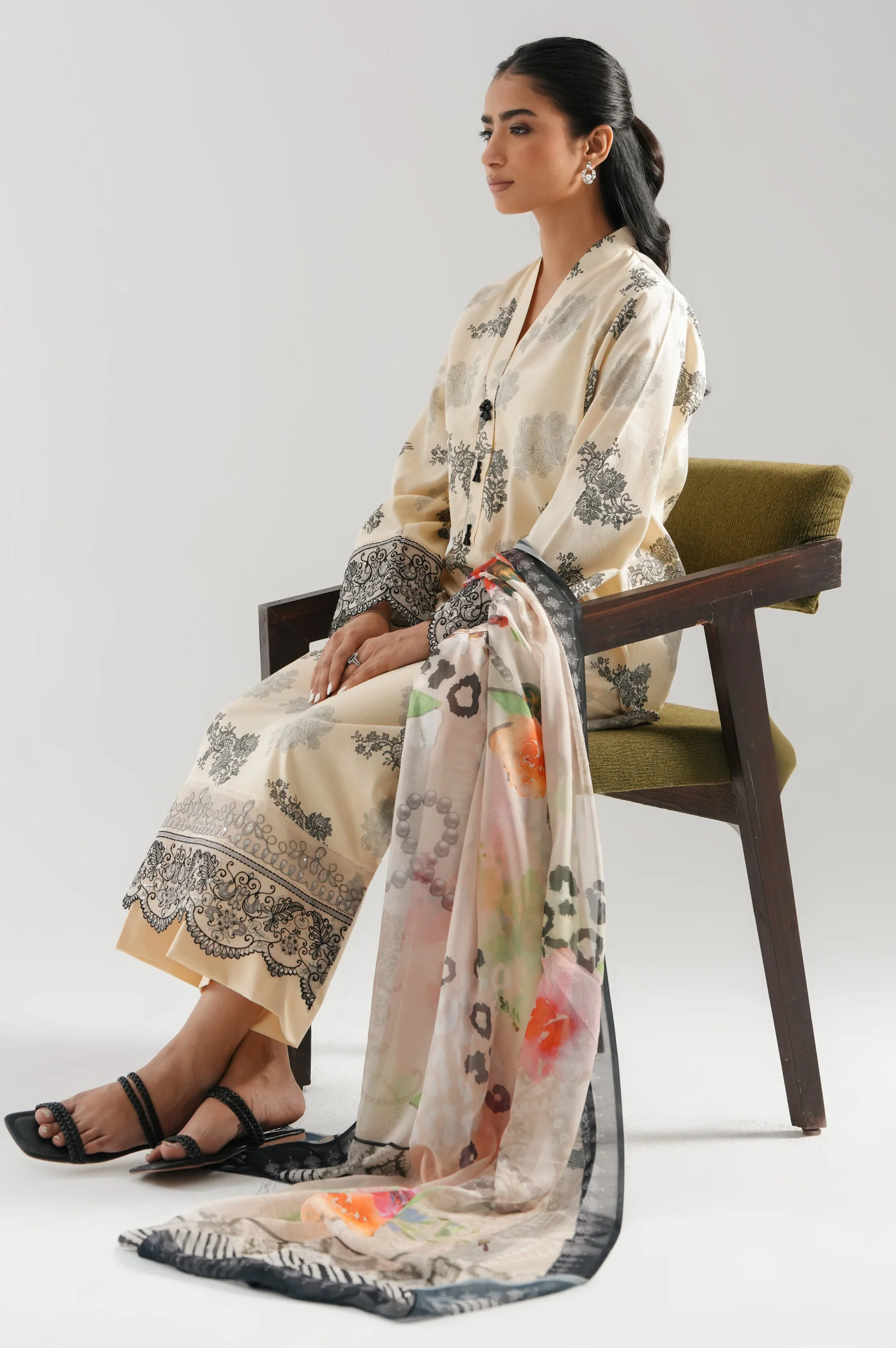UNSTITCHED EMBROIDERED SUIT - Image 4