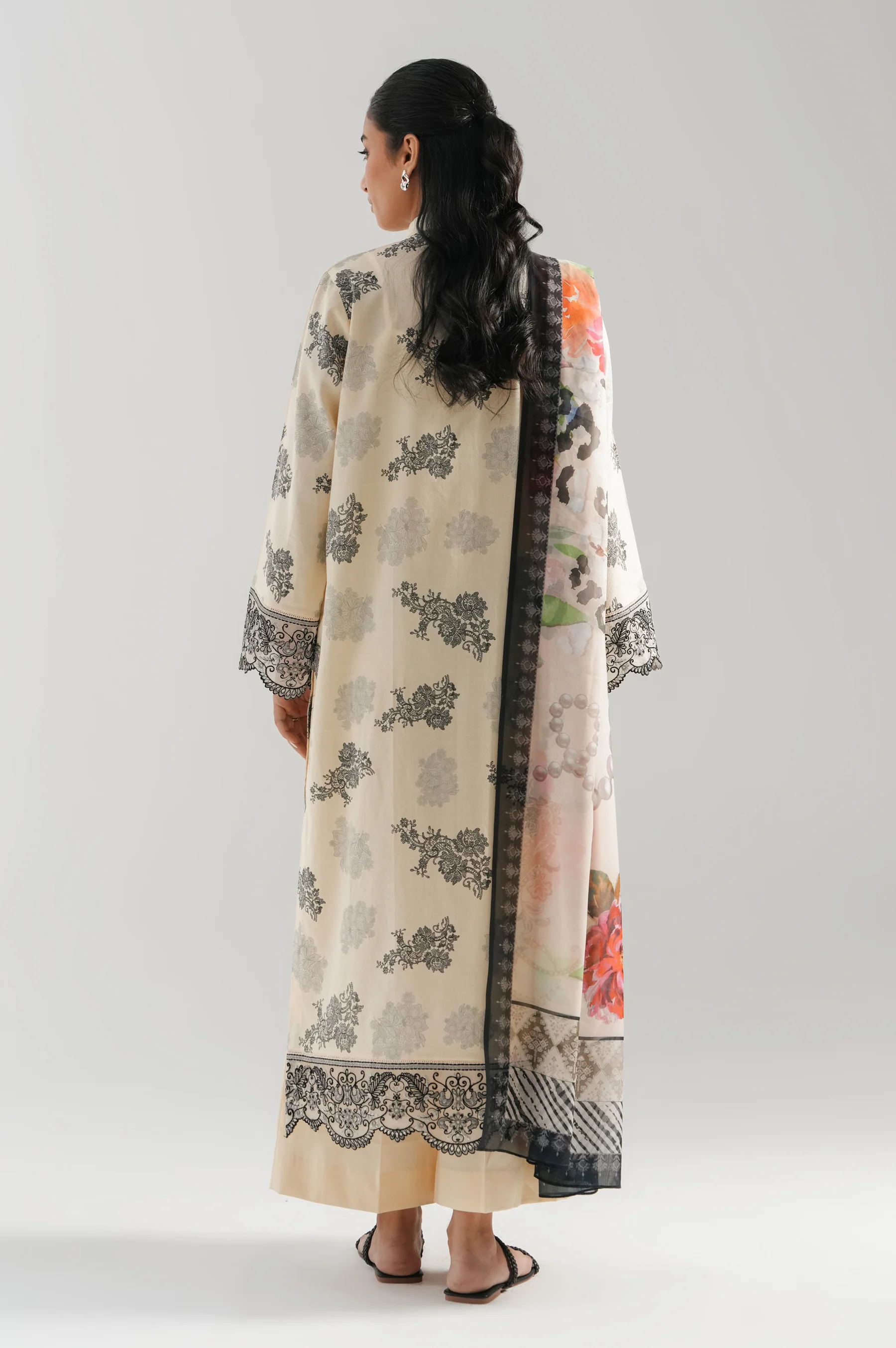 UNSTITCHED EMBROIDERED SUIT - Image 5