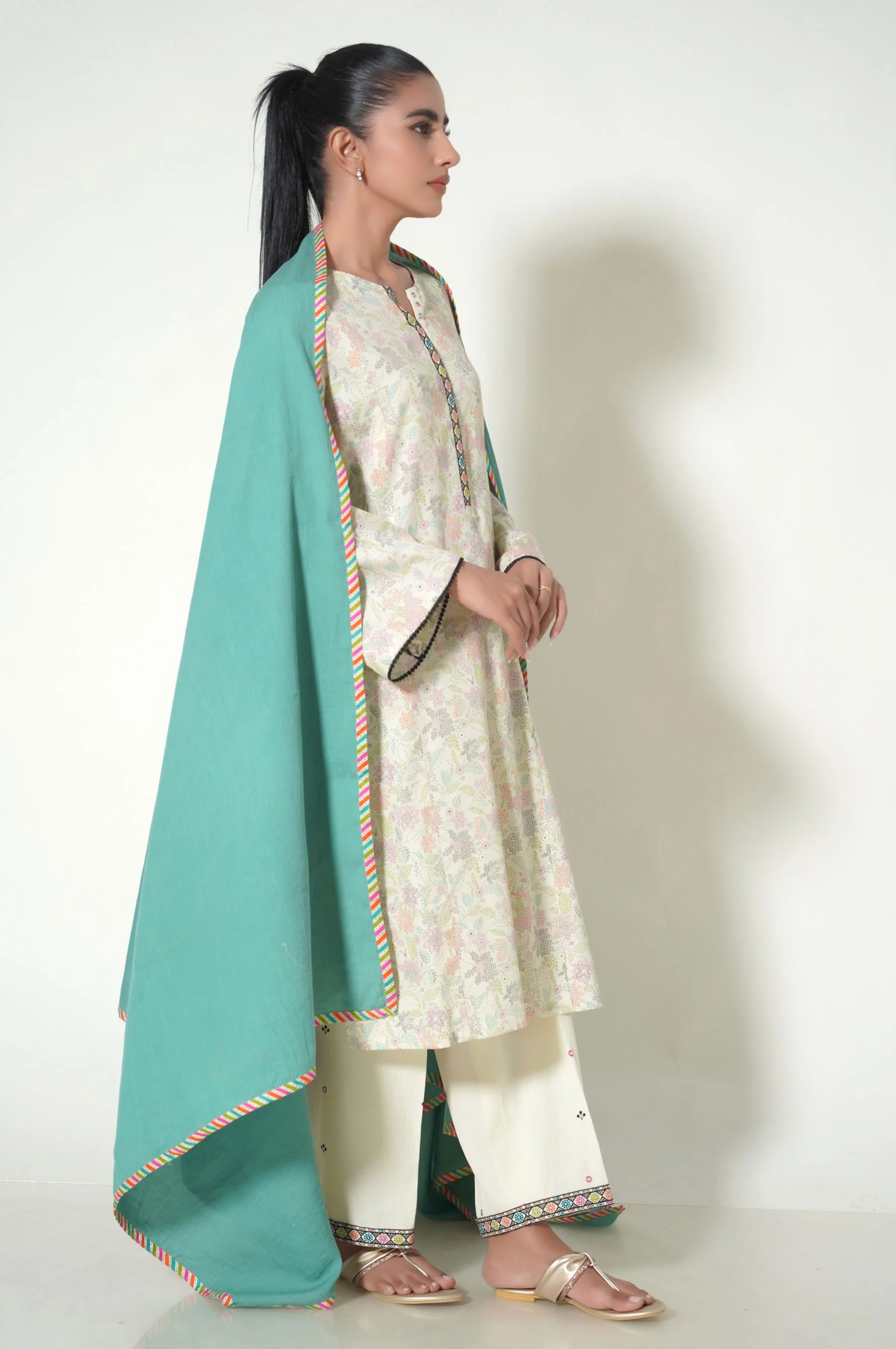 Unstitched 3 Piece Printed Cottle Suit - Image 3