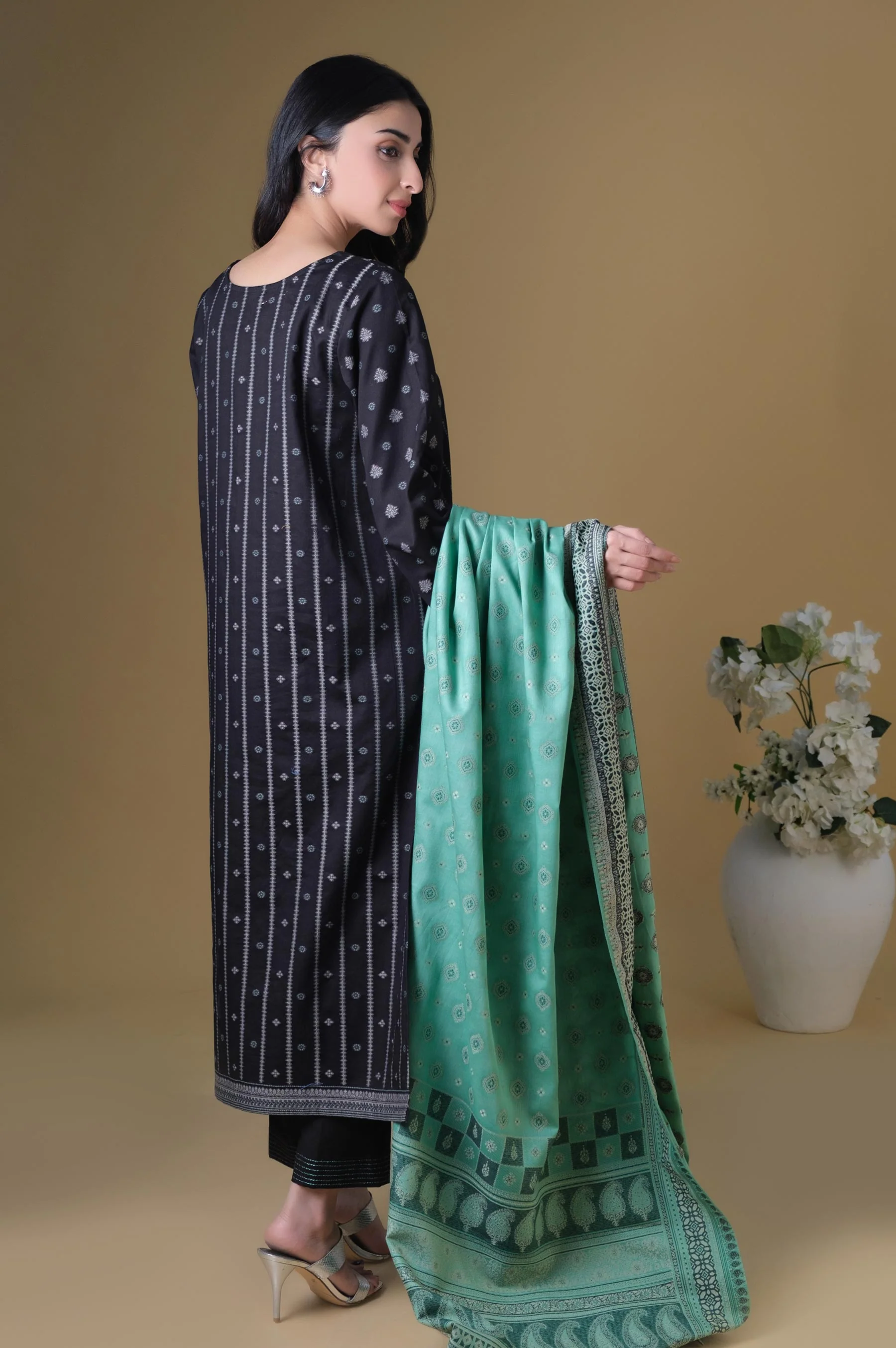 Unstitched 3 Piece Dyed Jacquard Suit - Image 2