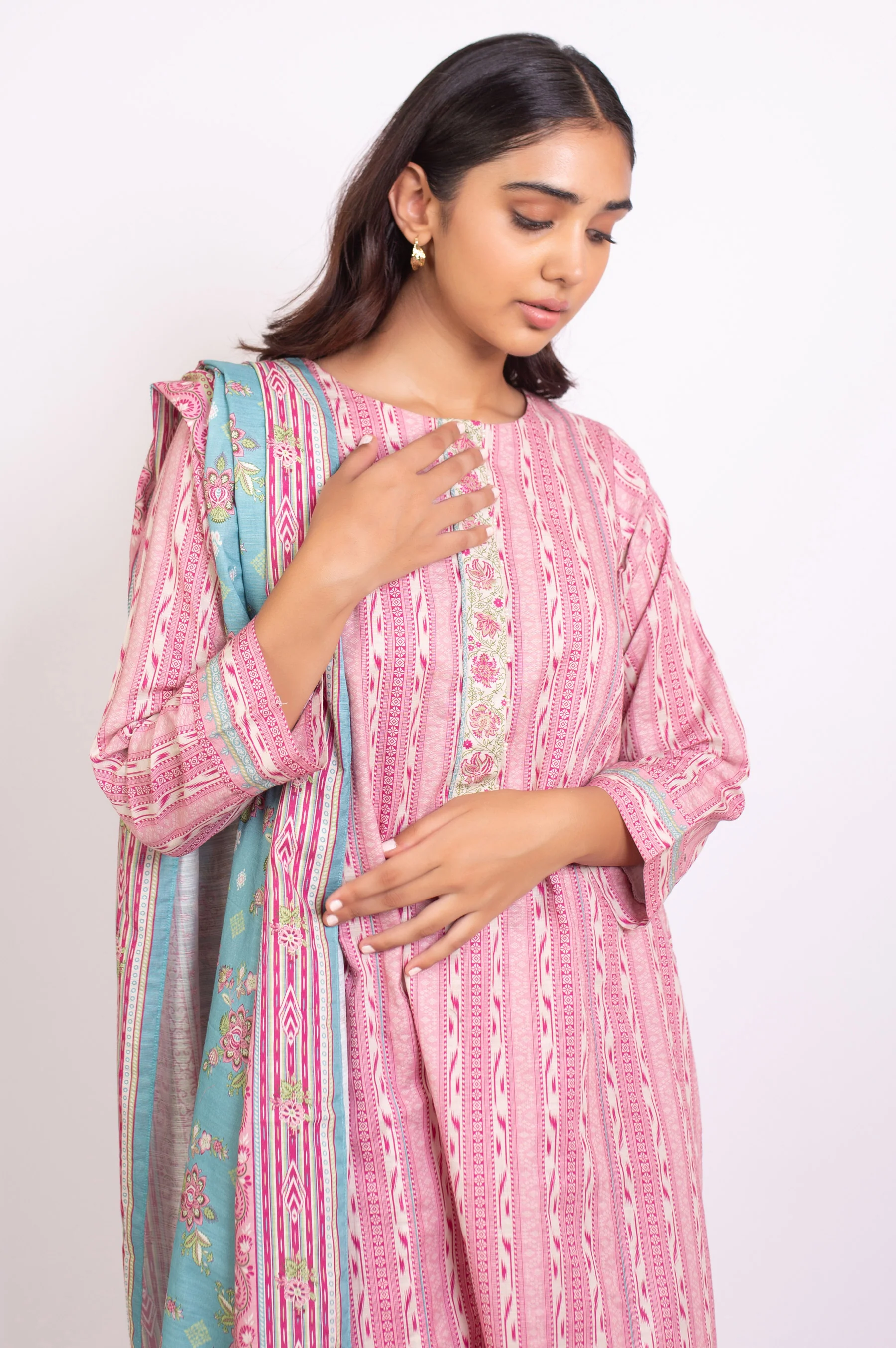 Unstitched 3 Piece Printed Khaddar Suit