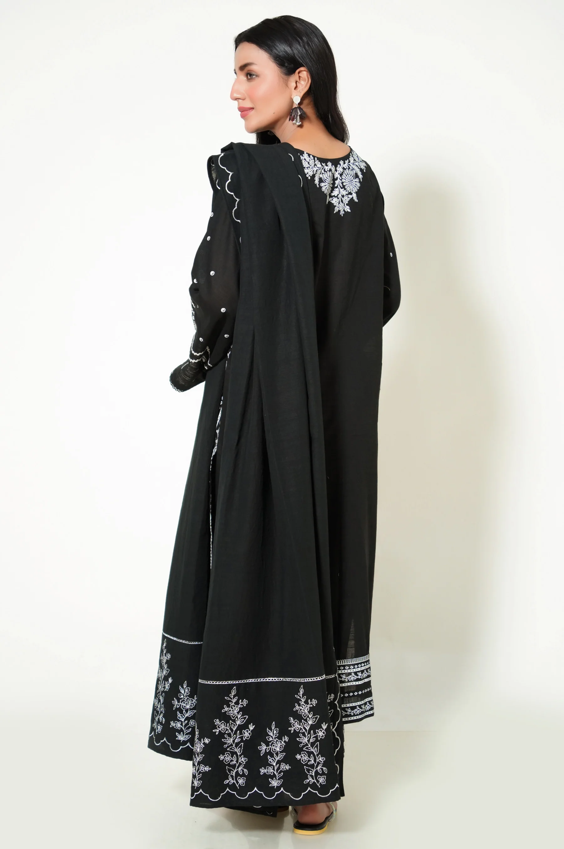 Unstitched 3 Piece Printed Khaddar Suit - Image 5