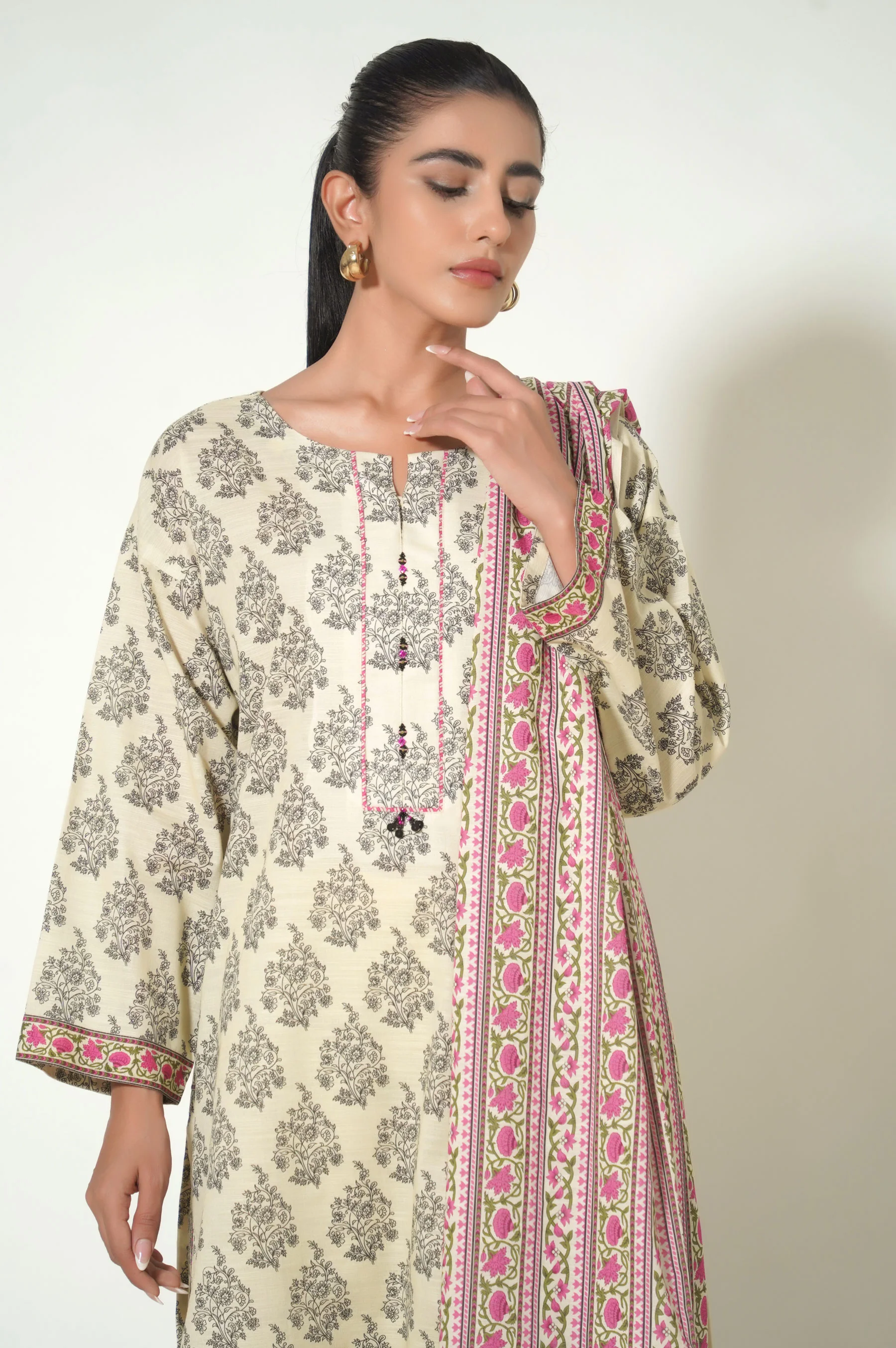 Unstitched 3 Piece Printed Khaddar Suit - Image 4