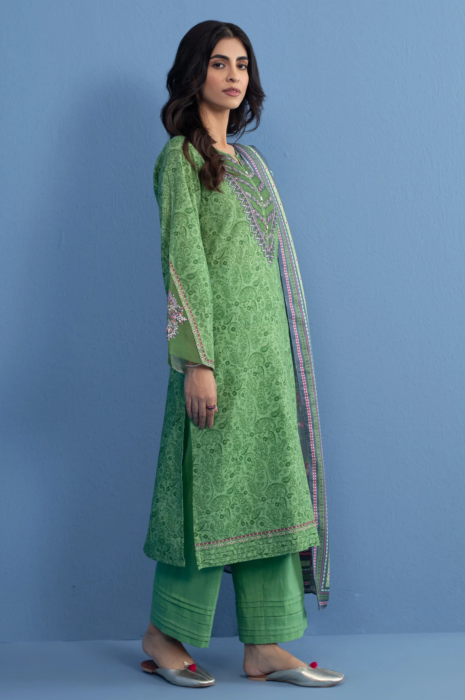 Unstitched 3 Piece Embroidered Khaddar Suit