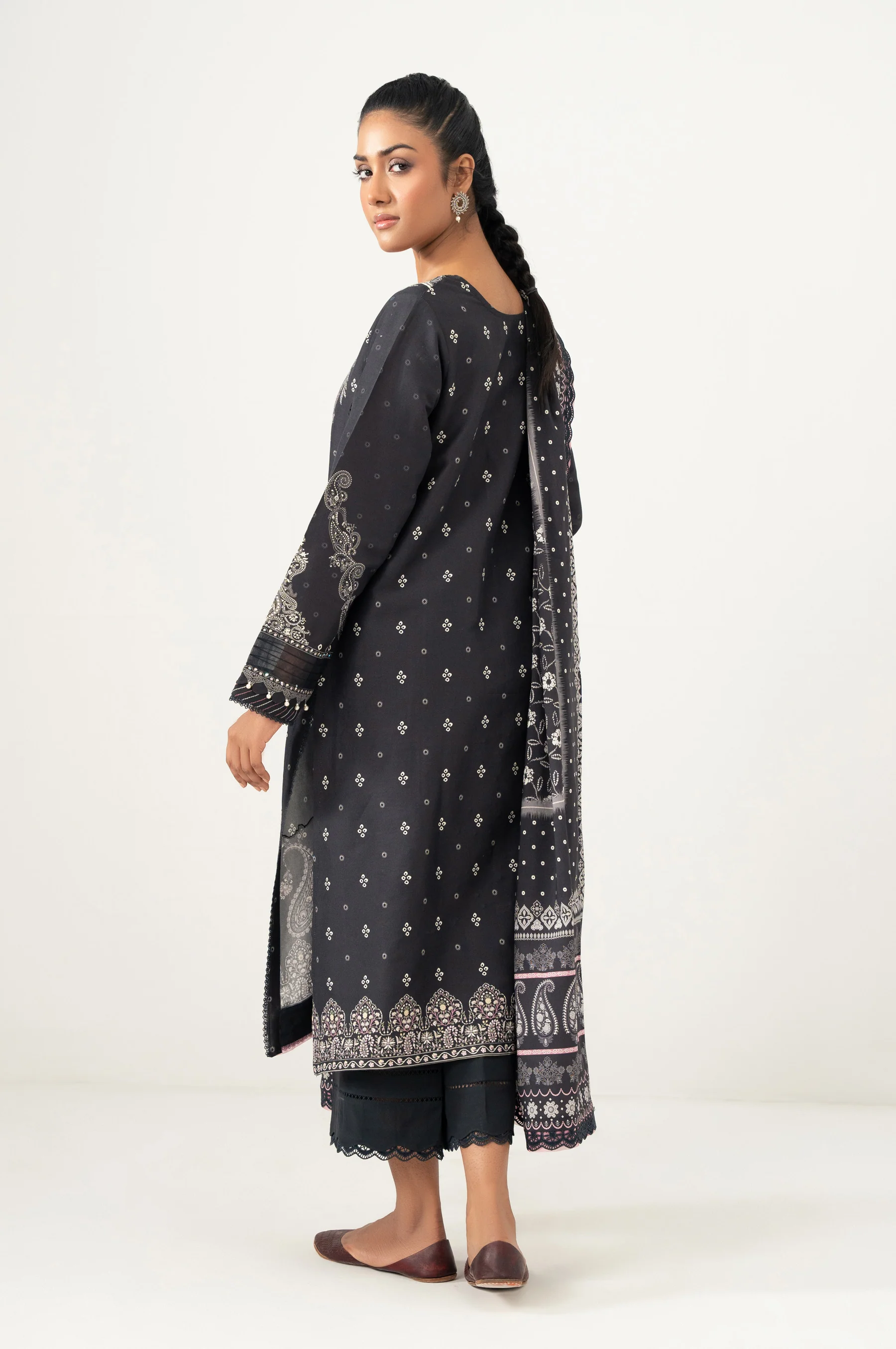 UNSTITCHED 3 PIECE PRINTED SUIT - Image 4