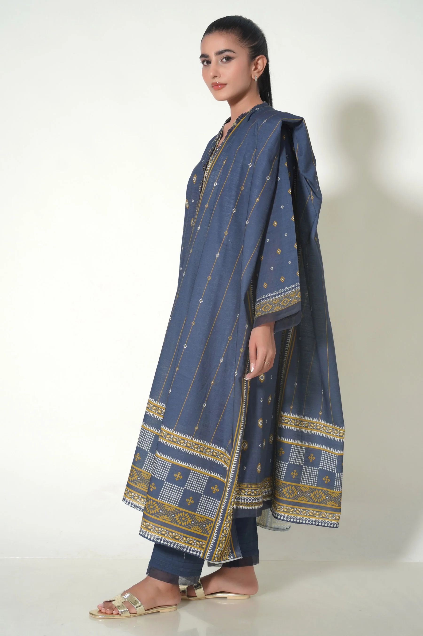 Unstitched 3 Piece Khaddar Printed Suit - Image 2