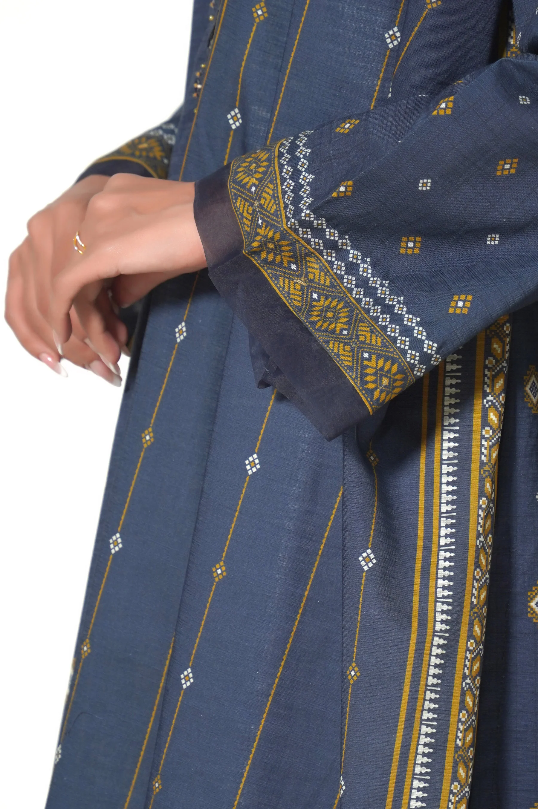 Unstitched 3 Piece Khaddar Printed Suit - Image 4