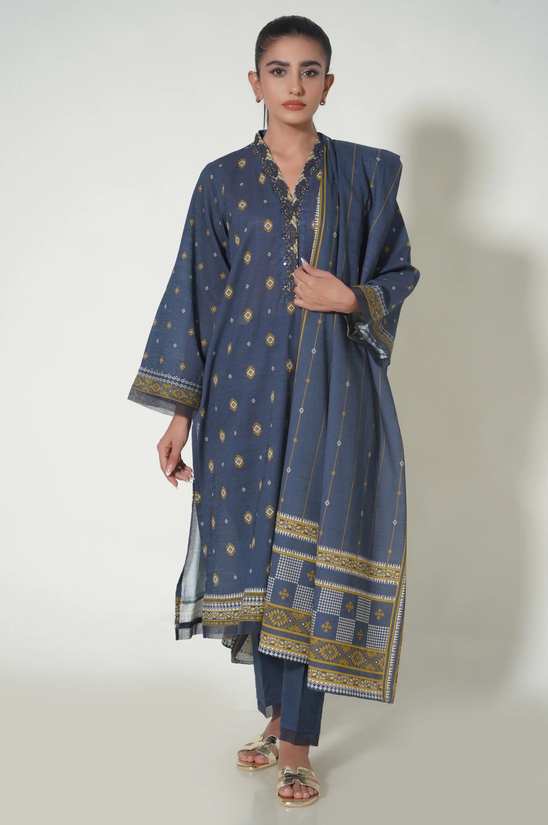 Unstitched 3 Piece Khaddar Printed Suit - Image 5