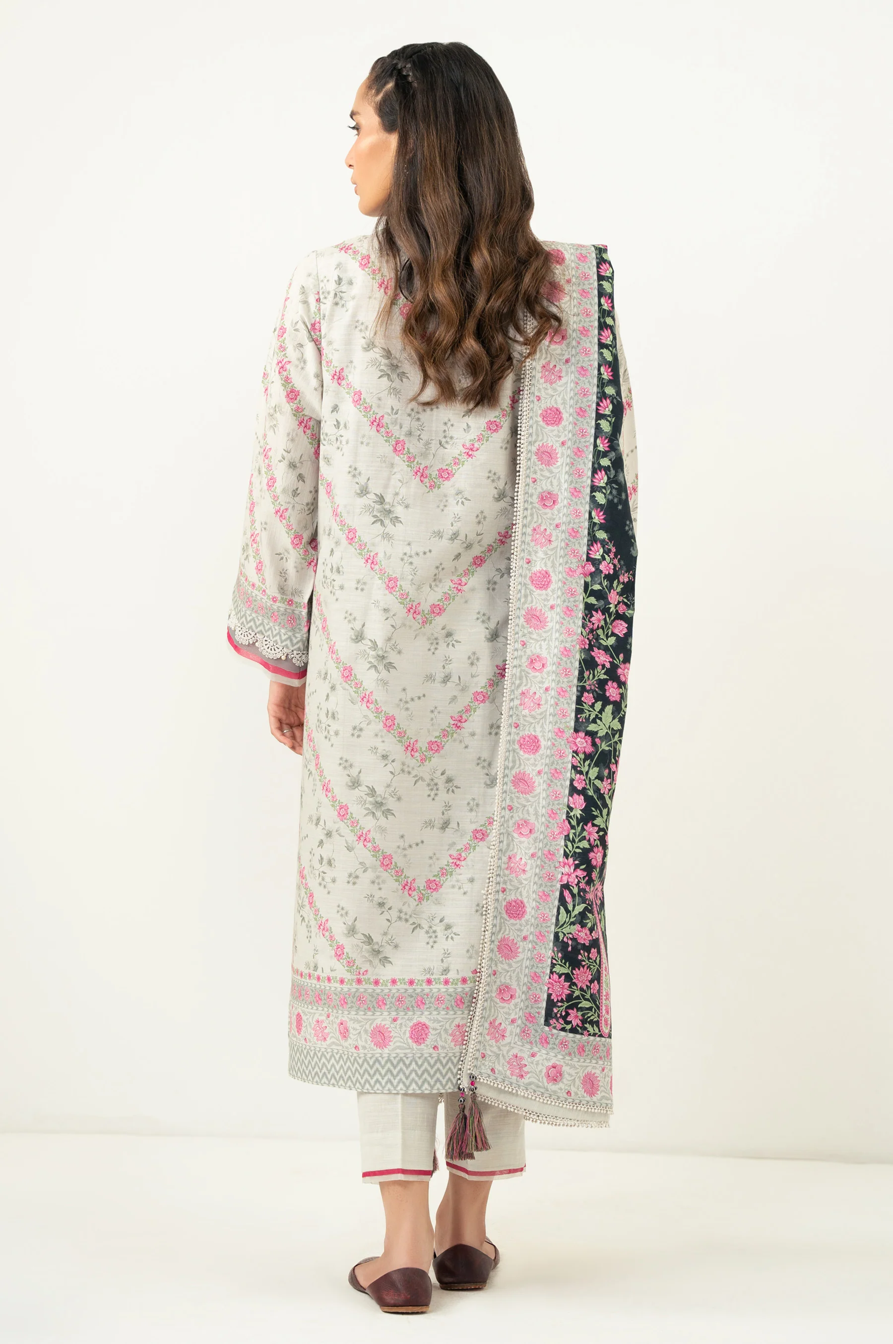 UNSTITCHED EMBROIDERED SUIT - Image 4