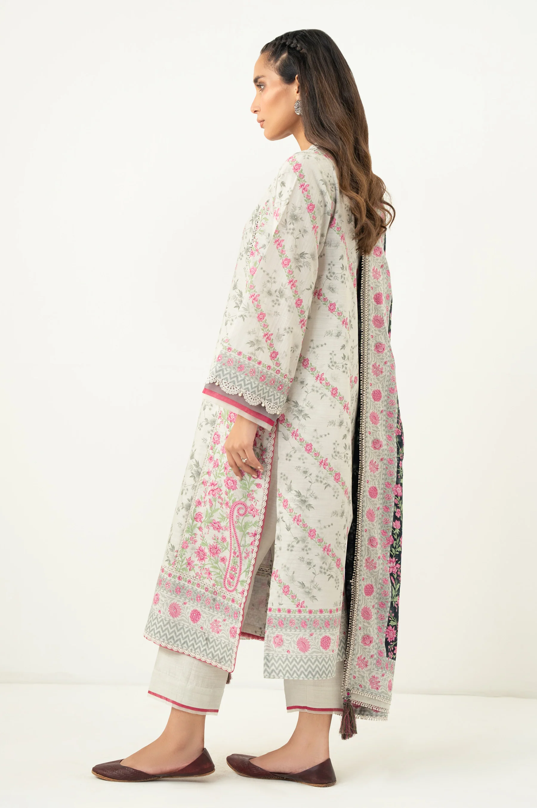 UNSTITCHED EMBROIDERED SUIT - Image 5