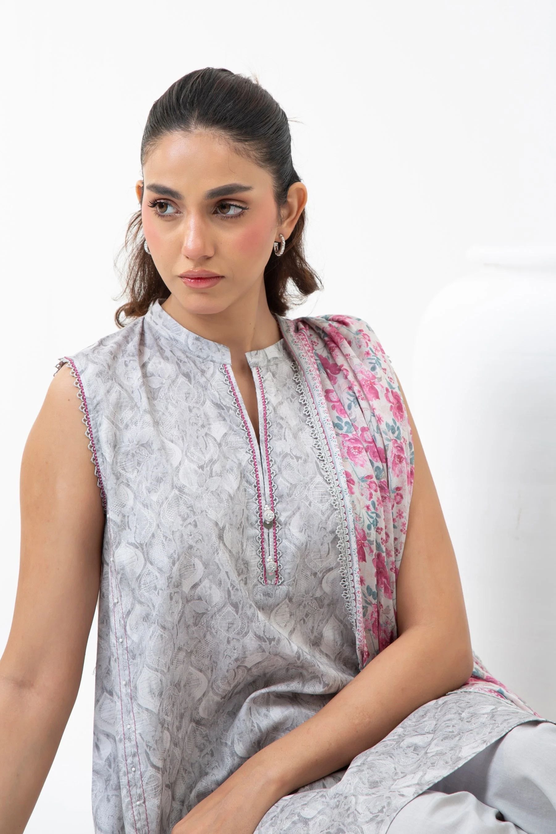PRINTED LAWN UNSTITCHED 3 PIECE SUIT - Image 2