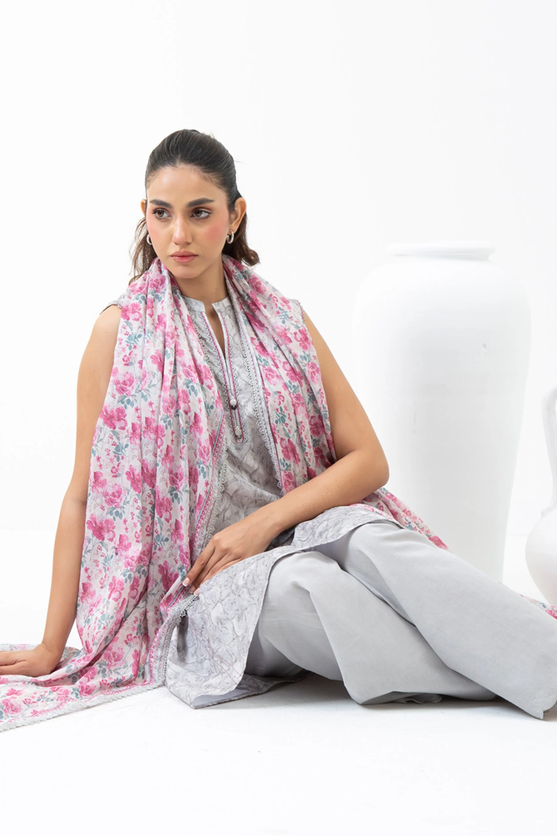 PRINTED LAWN UNSTITCHED 3 PIECE SUIT - Image 4