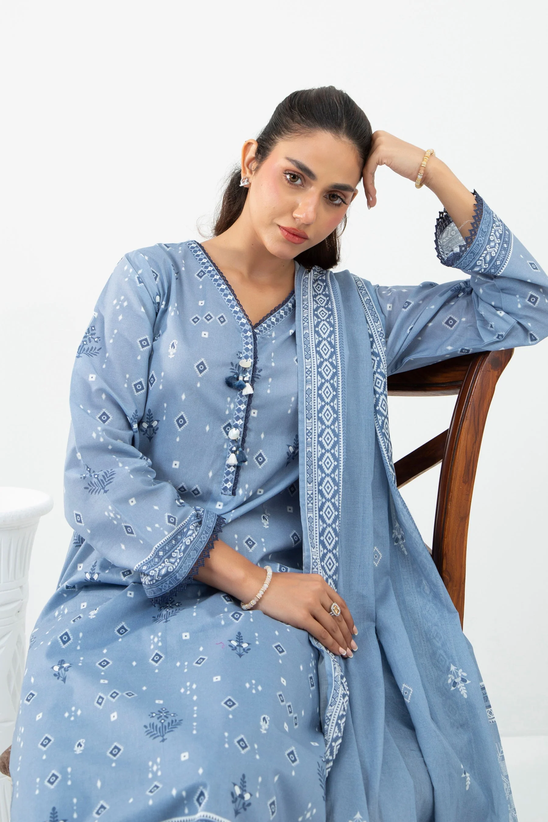 PRINTED LAWN UNSTITCHED 3 PIECE SUIT - Image 2