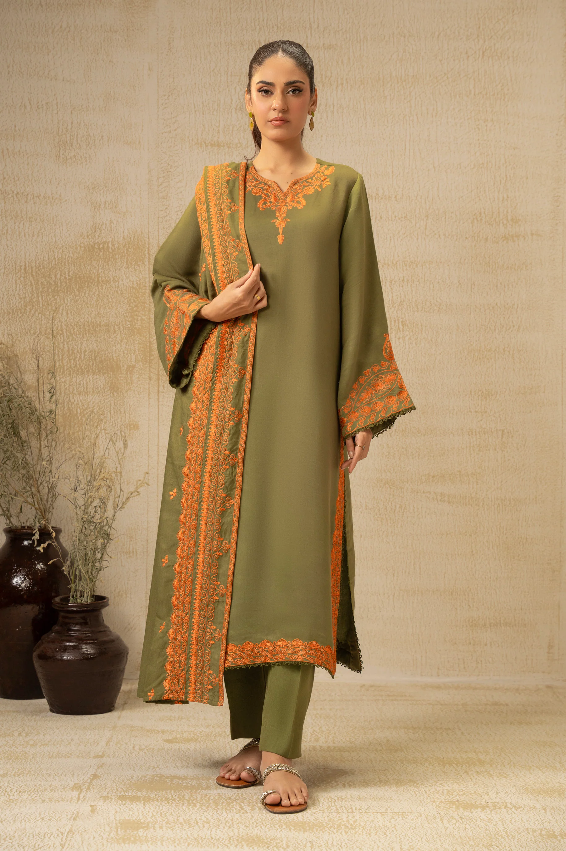 UNSTITCHED KHADDAR EMBROIDERED 3 PIECE SUIT