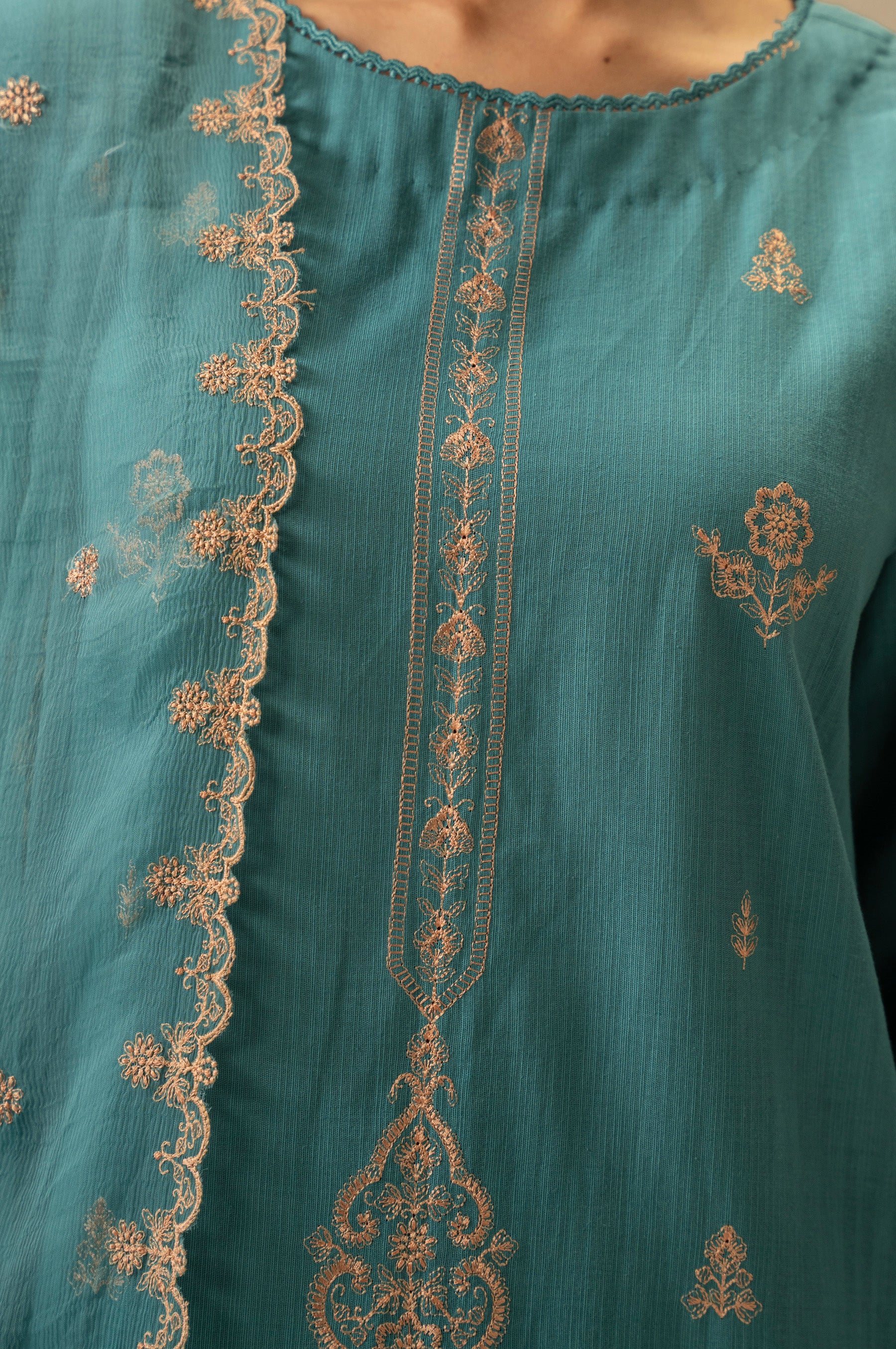 UNSTITCHED EMBROIDERED SUIT - Image 2