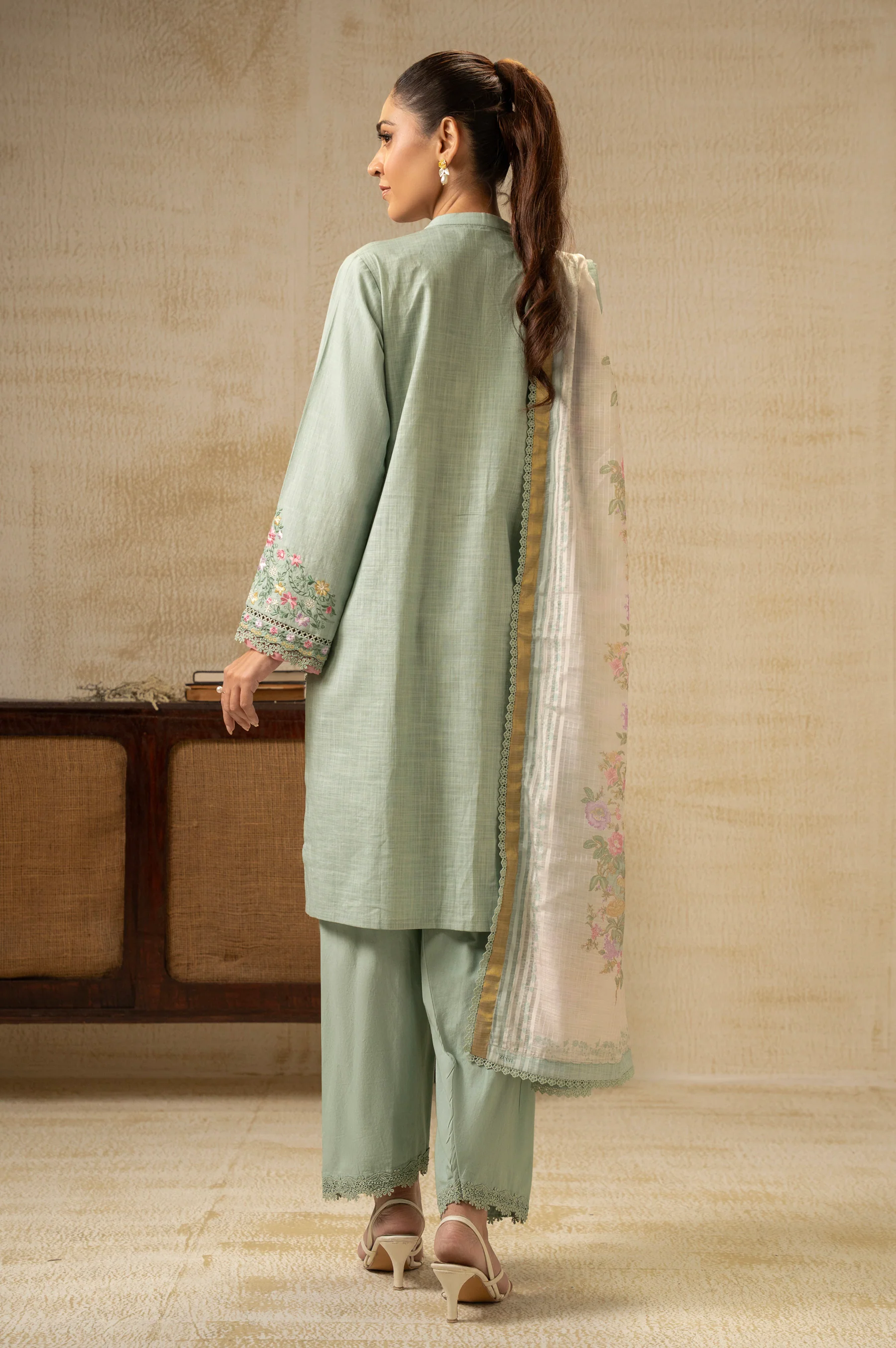 UNSTITCHED EMBROIDERED SUIT - Image 4