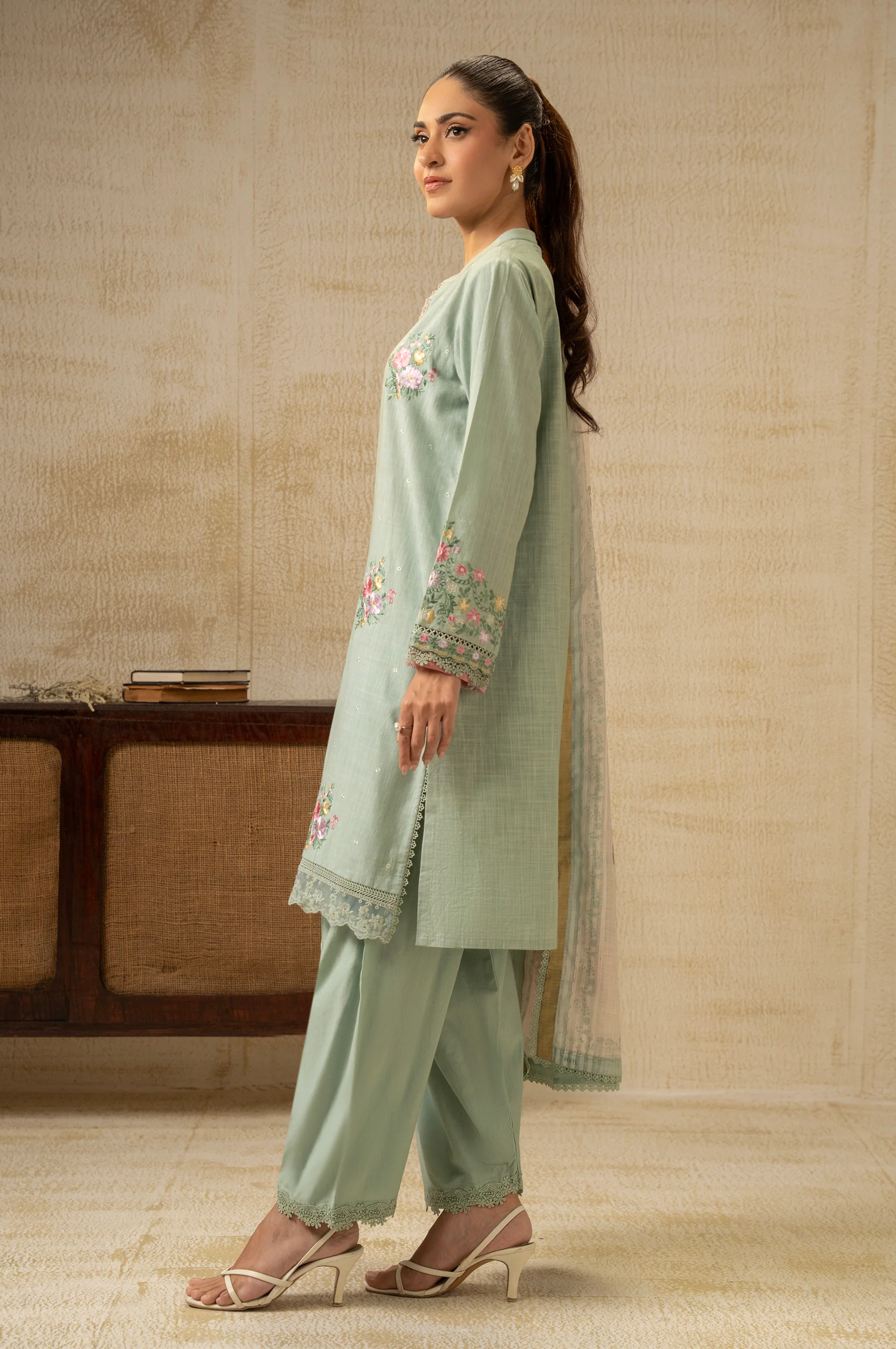UNSTITCHED EMBROIDERED SUIT - Image 5