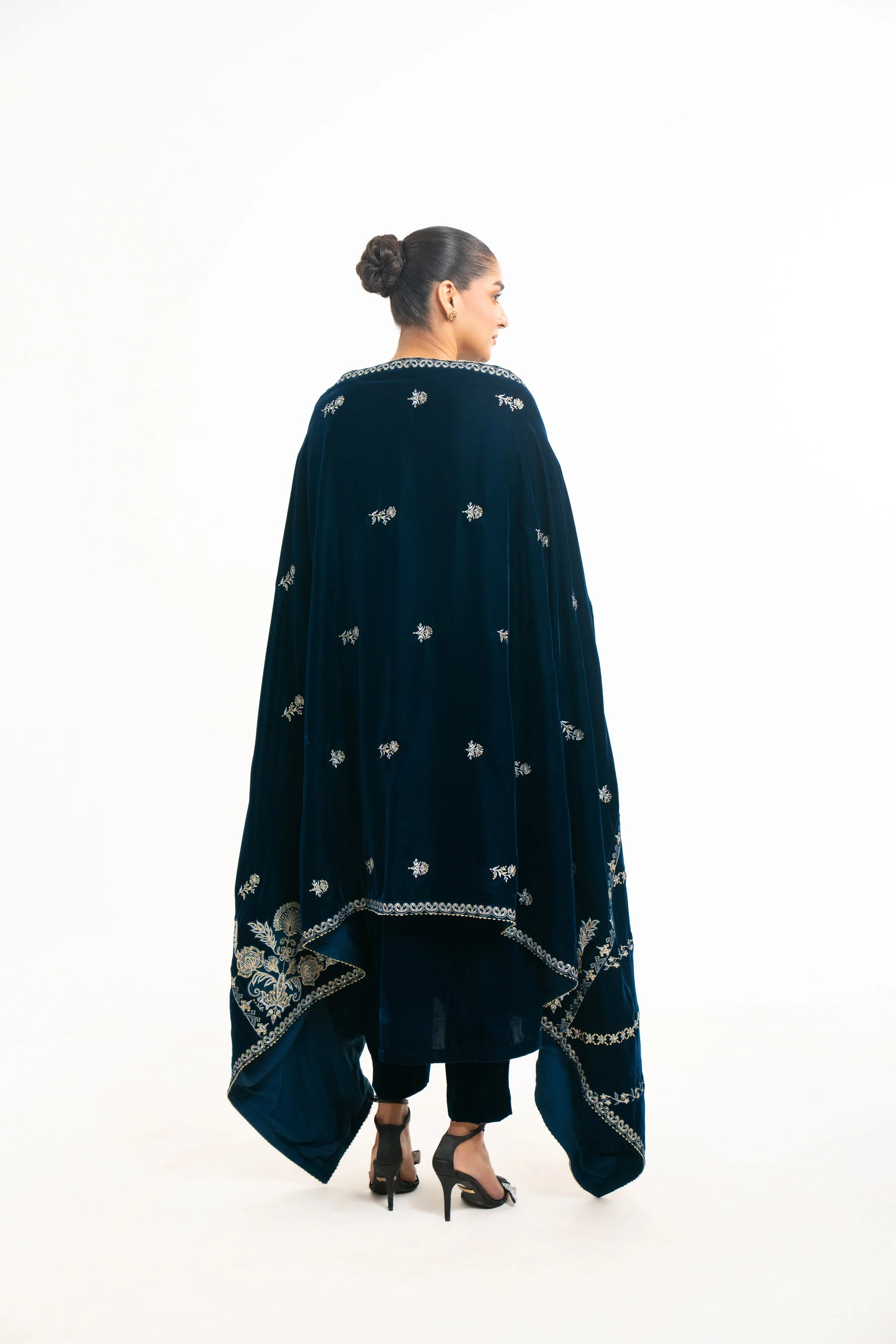 EMBROIDERED VELVET SHAWL (FACTORY E-OUTLET) - Image 6